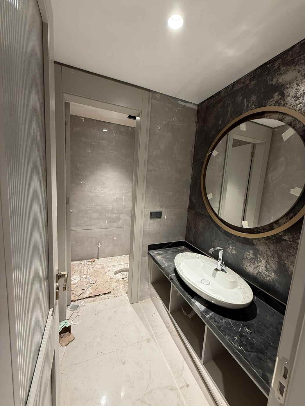 Misafir wc lavabo ve yuvarlak ayna, temizlik oncesi hali