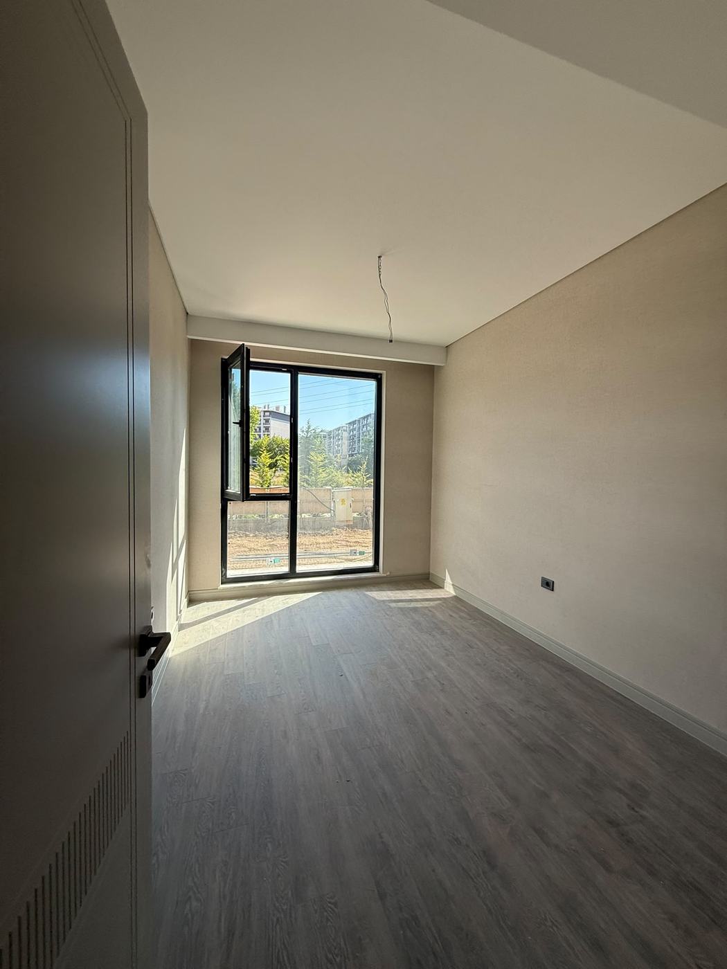 Temizlik oncesi cocuk odasi, laminat parke ve pencere
