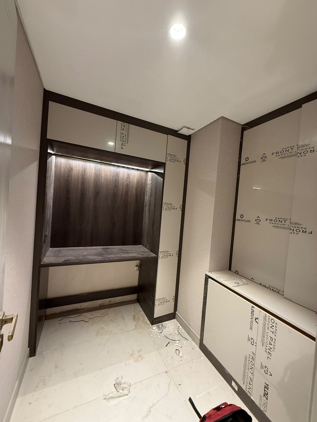 Antre vestiyer unitesi, kapak koruma folyolari henuz sokulmemis
