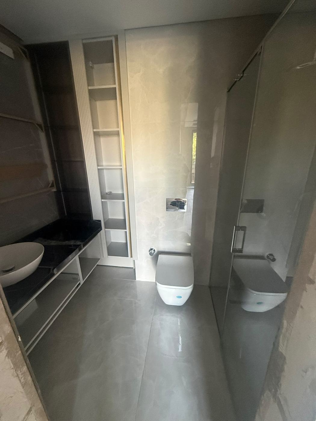 İkinci banyo temizlik sonrası: klozet ve raflar hazır