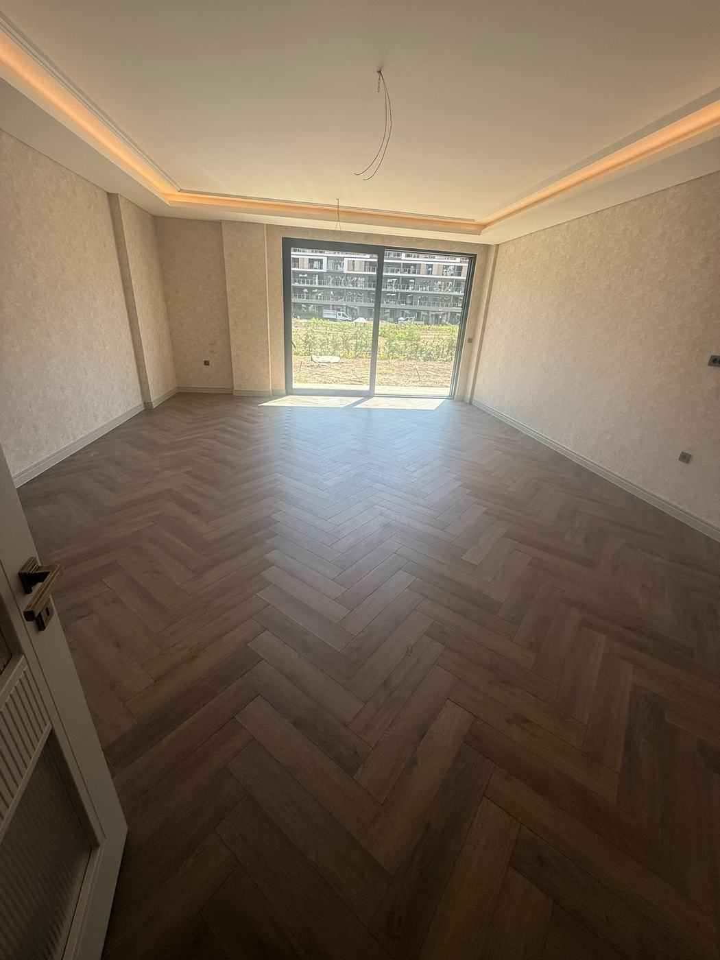 İnşaat sonrası temizlik biten salon, balıksırtı parke