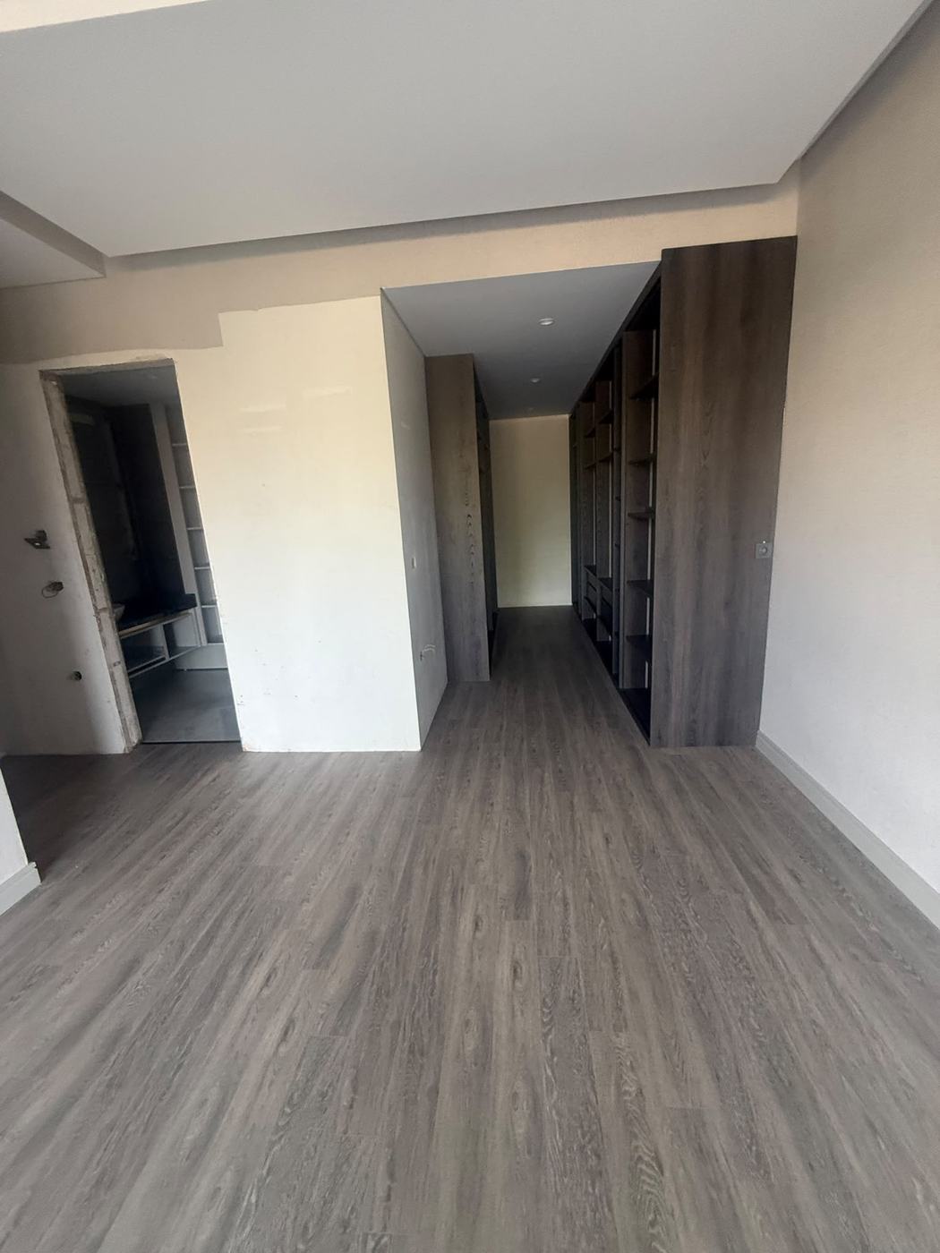 Temizlik sonrası yatak odası ve giyinme odası girişi