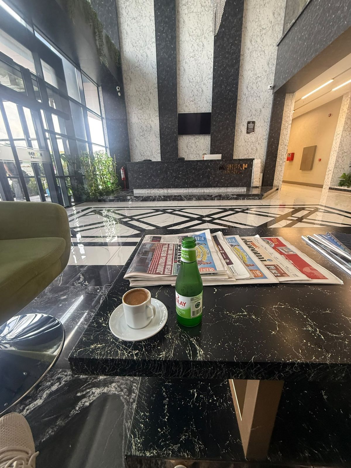Mekpan Panel ofisinde zemin temizliği ve parlatma çalışması